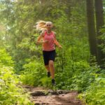 Kvinna som springer i naturen