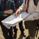 Grupp som läser av karta med kompass