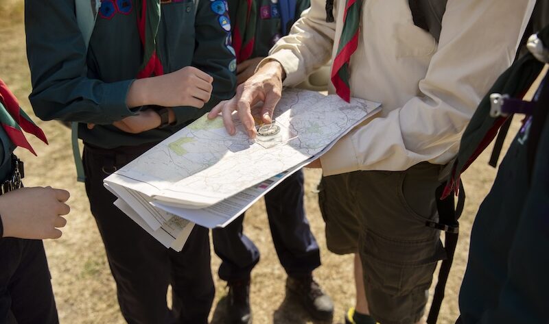 Grupp som läser av karta med kompass