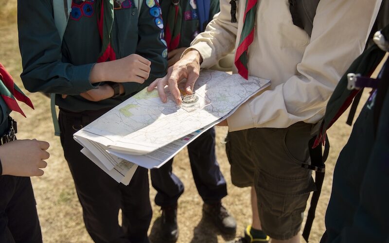 Grupp som läser av karta med kompass