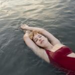 Kvinna som simmar i sjö
