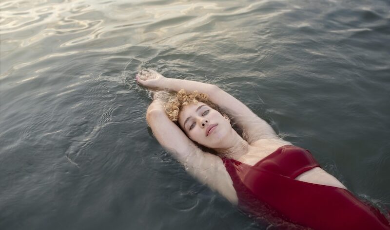 Kvinna som simmar i sjö