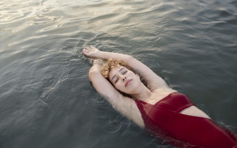 Kvinna som simmar i sjö