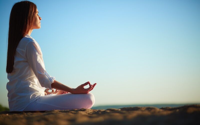 Kvinna i yogaställning