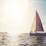 Segelbåt i solnedgång