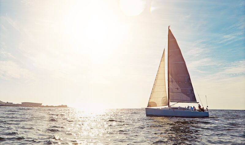 Segelbåt i solnedgång