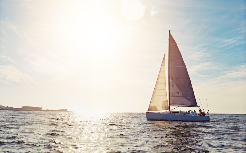 Segelbåt i solnedgång